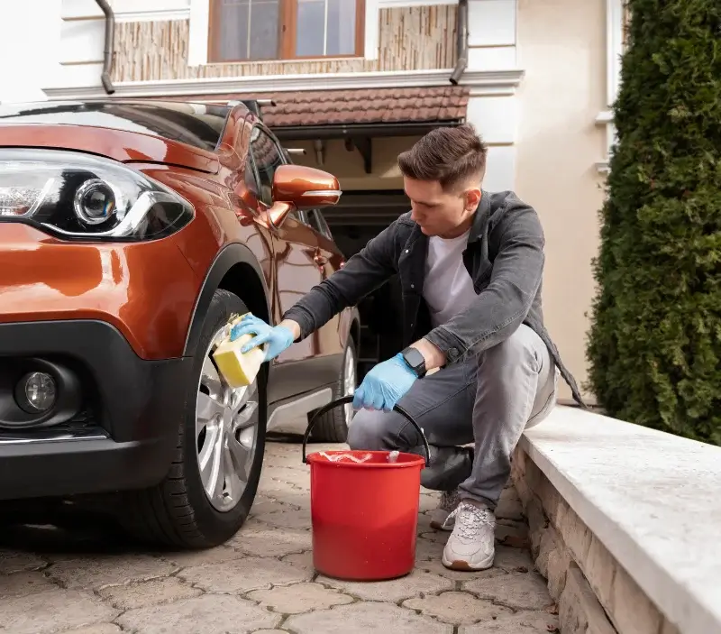 Lavage auto à domicile Confort : professionnel intervenant sur un véhicule